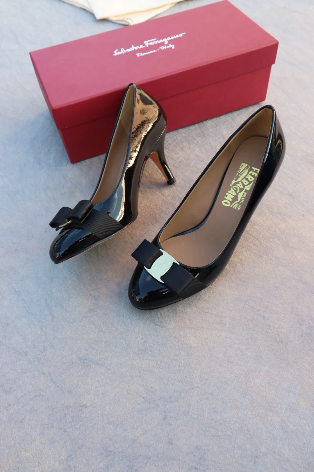 👟👟Ex-factory price 480👟👟 Genuine leather sole +40 Salvatore Ferragamo SF classic model, pedicure version, super beautiful on the feet Heel height: 7cm Upper: imported cow patent leather Lining: sheepskin Foot pads: sheepskin Code number: 35-39 standard code [can be customized to 34, 40, 41 codes]